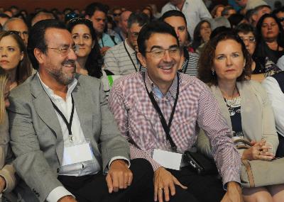 Andrés Ramos junto a su mujer Reyes y Miguel Carballeda en el IX Congreso de UP