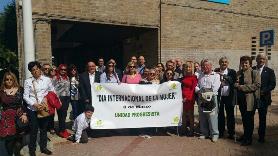 Foto de grupo en la puerta del CEU Cardenal Herrera de Elche con la pancarta de UP - Día  Internacional de la Mujer.jpg