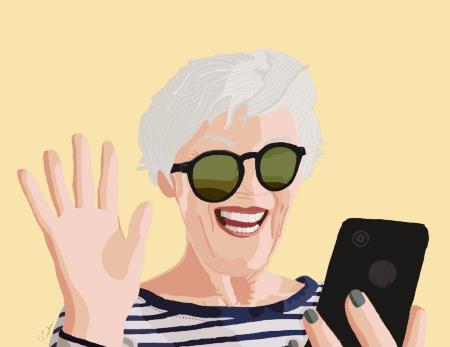 La imagen muestra a una mujer mayor riendo con gafas de sol y pelo blanco. En la mano izquierda lleva un móvil tipo smartphone y dirige la cara hacia la pantalla; la mano derecha está levantada como s