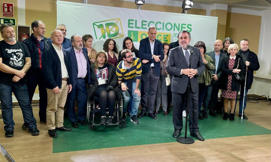 Miguel Carballeda en la noche electoral valorando elecciones rodeado por compañeros de UP.jpg