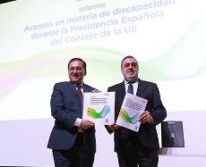 José Manuel Albares y Miguel Carballeda posan con el informe en tinta y braille.jpg