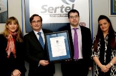 Entrega de la Certificación AENOR a los responsables de Sertel 