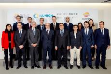 Foto de familia de la firma Repsol e ILUNION.JPG