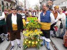 Izquierda Antonio Rodrigo, a la derecha Julián Julián, portando la cesta de flores para la Virgen del Pilar