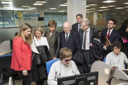 Fotografía durante la visita de la Comisión de Mercado Interior y Protección al Consumidor del Parlamento Europeo al centro que ILUNION Contact Center tiene en Madrid.jpg