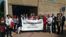 Foto de grupo en la puerta del CEU Cardenal Herrera de Elche con la pancarta de UP - Día Internacional de la Mujer.jpg