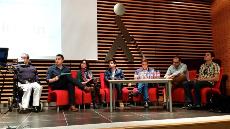 Jóvenes debatiendo en el foro