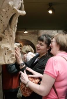 Voluntario acompaña persona ciega visita museo.jpg