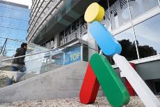 Imagen de Oncelio en la puerta de la sede de ILUNION.png