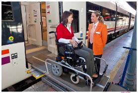 Llegada a la estación pasajera en silla de ruedas