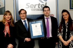 Entrega de la Certificación AENOR a los responsables de Sertel
