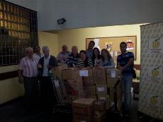 Jovenes de la sección de Las Plamas recogen alimentos en jugetes para los más necesitados