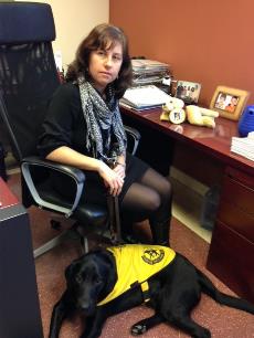 Gemma León y Jupy un cachorro de un año que acaba de comenzar su adiestramiento