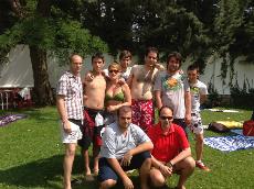 Jovenes en la piscina