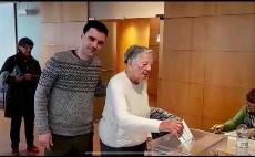 Fotografía de Doña Carmen, la afiliada y socia de 108 que ejerció su voto en la Agencia de Vic.jpg