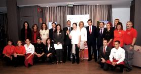 Foto de familia del equipo de Confortel Suites ILUNION con las autoridades