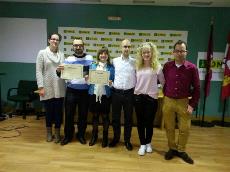 Los compañeros y compañeras de JUP León, acompañados del Secretario General de JUP Paco Gallego, le hacen un homenaje a Yordana Castro, una de las protagonistas de nuestro reportaje