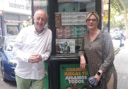 Simpatizantes Aragón Junto a Quiosco ONCE.jpg