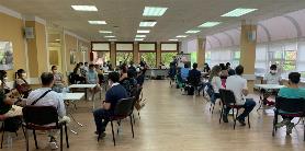 Jóvenes formandose en sala.jpg