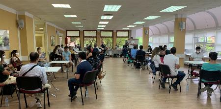 Jóvenes formandose en sala.jpg